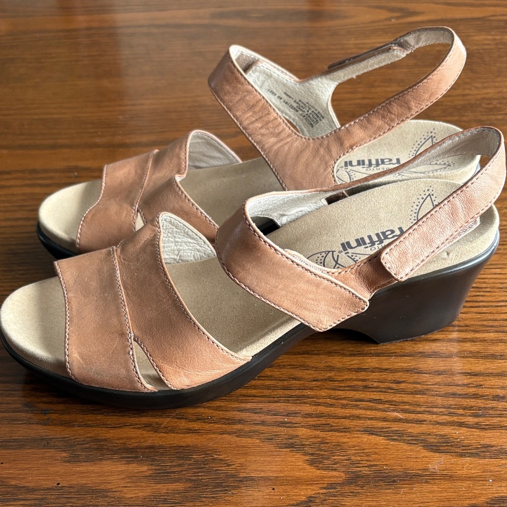 Umberto Raffini padded sole Velcro- close tan leather sandals NWOT